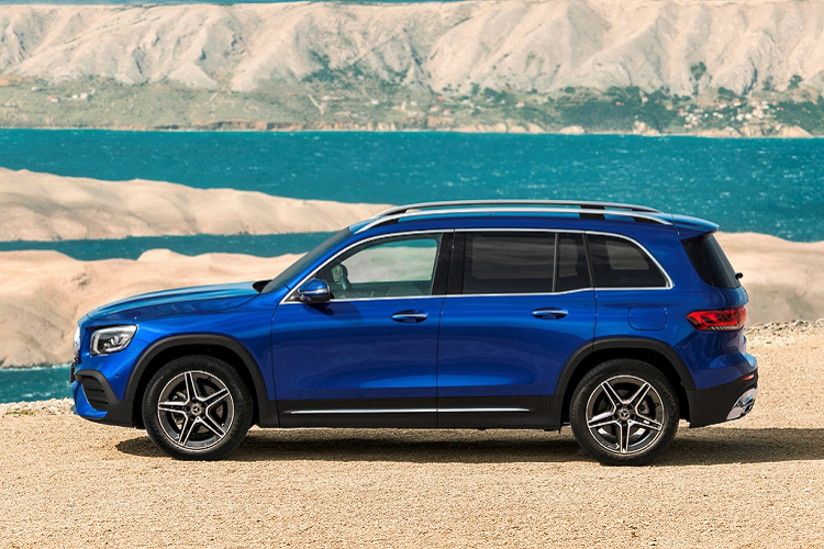 GLB sử dụng nền tảng MFA2 chung với A-Class và GLA nhưng chiều dài cơ sở tăng 100 mm. Đây là lý do GLB được định vị ở giữa GLA và GLC. Ngoại hình của mẫu xe SUV Mercedes-Benz GLB mang ngôn ngữ thiết kế Sensual Purity đặc trưng, bên cạnh đó xe sở hữu đường dập nổi trên khắp phần thân.