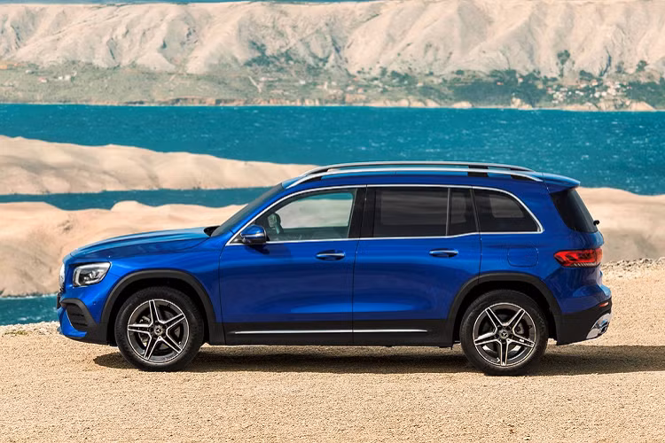 GLB sử dụng nền tảng MFA2 chung với A-Class và GLA nhưng chiều dài cơ sở tăng 100 mm. Đây là lý do GLB được định vị ở giữa GLA và GLC. Ngoại hình của mẫu xe SUV Mercedes-Benz GLB mang ngôn ngữ thiết kế Sensual Purity đặc trưng, bên cạnh đó xe sở hữu đường dập nổi trên khắp phần thân.