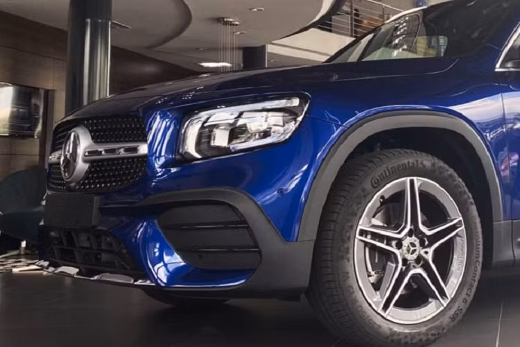 GLB 200 AMG sở hữu các tính năng an toàn như hỗ trợ đỗ xe, cảnh báo người lái mất tập trung, hỗ trợ khởi hành ngang dốc, camera lùi, phanh ABS, hỗ trợ lực phanh khẩn cấp, ổn định thân xe điện tử...