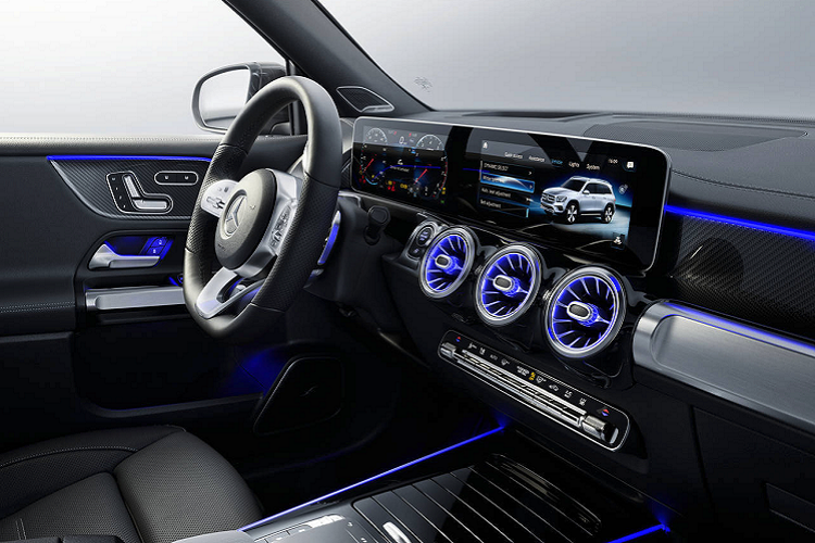 Ở bên trong, nội thất của Mercedes-Benz GLB 200 AMG sử dụng một số vật liệu cao cấp như sợi carbon và hợp kim cho táp-lô, bệ trung tâm, các khe gió và phím bấm. Vô-lăng xe là dạng đáy phẳng, được bọc da Nappa tích hợp 2 nút điều khiển cảm ứng.