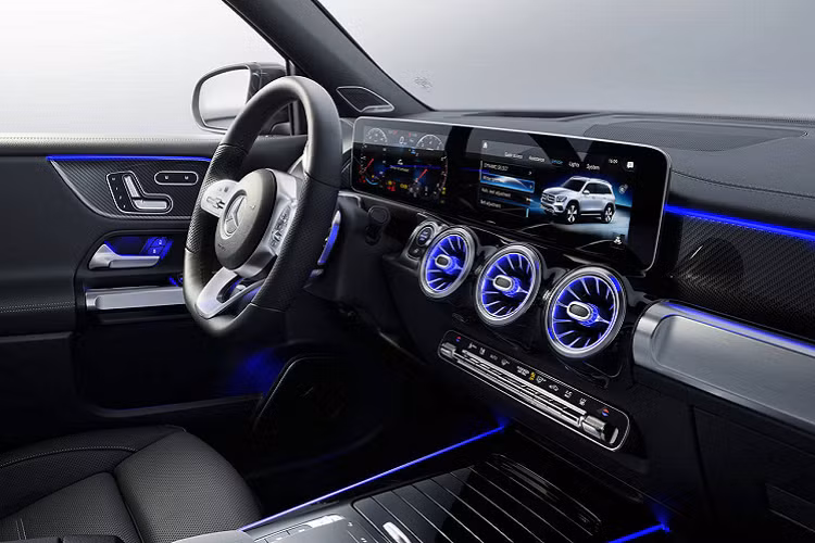 Ở bên trong, nội thất của Mercedes-Benz GLB 200 AMG sử dụng một số vật liệu cao cấp như sợi carbon và hợp kim cho táp-lô, bệ trung tâm, các khe gió và phím bấm. Vô-lăng xe là dạng đáy phẳng, được bọc da Nappa tích hợp 2 nút điều khiển cảm ứng.