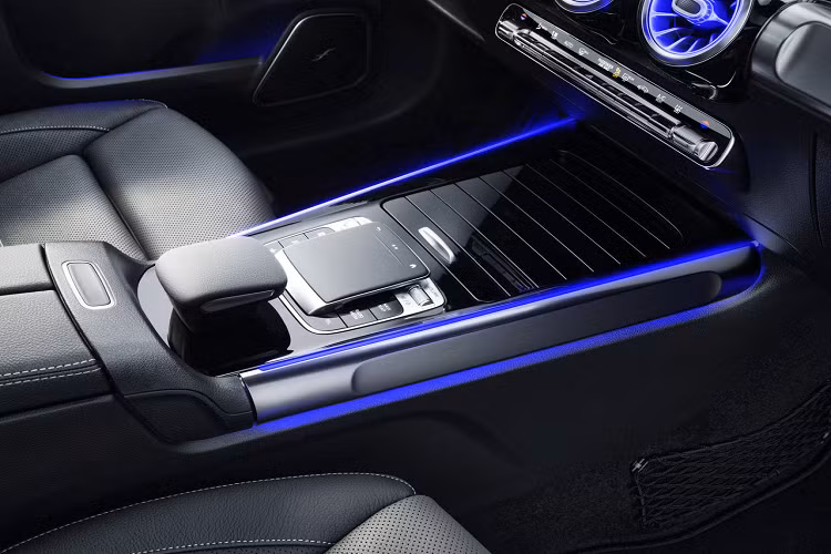 Giá xe Mercedes-Benz GLB 200 AMG bán ra 1,999 tỷ đồng. Tại Việt Nam, Mercedes-Benz GLB 200 AMG không có đối thủ trong nhóm xe SUV hạng sang 7 chỗ cùng tầm giá. Volkswagen Tiguan Allspace (1,85 tỷ đồng) và Ford Explorer (1,999 tỷ đồng) là 2 đối thủ tiệm cận với GLB nhất.