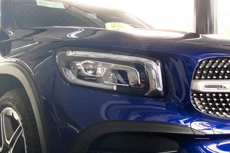 Hệ thống thông tin giải trí của GLB 200 AMG gồm màn hình cảm ứng 10,25 inch hỗ trợ kết nối Apple CarPlay/Android Auto. GLB 200 AMG được trang bị giao diện MBUX thế hệ mới nhất với 4 hình thức điều khiển bao gồm màn hình cảm ứng 10,25 inch, giọng nói, nút điều khiển cảm ứng trên vô-lăng hoặc touchpad.