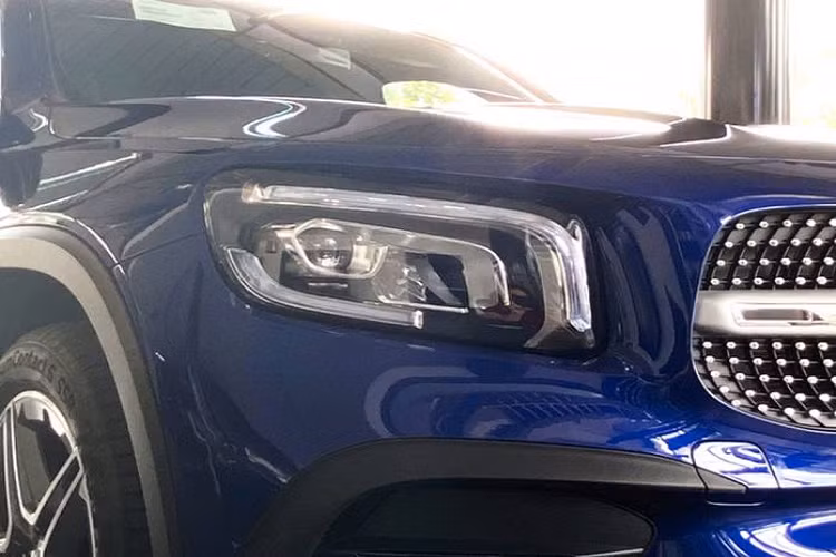 Hệ thống thông tin giải trí của GLB 200 AMG gồm màn hình cảm ứng 10,25 inch hỗ trợ kết nối Apple CarPlay/Android Auto. GLB 200 AMG được trang bị giao diện MBUX thế hệ mới nhất với 4 hình thức điều khiển bao gồm màn hình cảm ứng 10,25 inch, giọng nói, nút điều khiển cảm ứng trên vô-lăng hoặc touchpad.