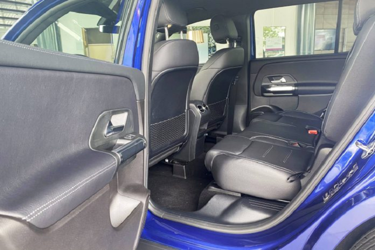 Xe sử dụng động cơ tăng áp I4 1.33L, sản sinh công suất 163 mã lực tại 5.500 vòng/phút và mô-men xoắn 250 Nm tại 1.620-4.000 vòng/phút. Đi kèm với động cơ là hộp số 7 cấp ly hợp kép và hệ dẫn động 4 bánh. So với GLC 200 sử dụng động cơ 2.0L, GLB 200 AMG kém hơn 34 mã lực. Bù lại, dung tích động cơ nhỏ giúp GLB tiết kiệm nhiên liệu hơn.