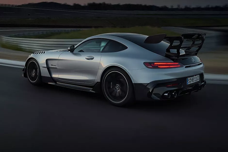 Đặc biệt, ở phía sau xe, AMG GT R Black Series trang bị cánh lướt gió cỡ lớn tương tự như xe đua GT3. Tuy nhiên, có một điểm khác biệt là có thêm một chiếc cánh thứ 2 năm giữa nhằm gia tăng tính khí động học vừa tăng cường tính thẩm mỹ.