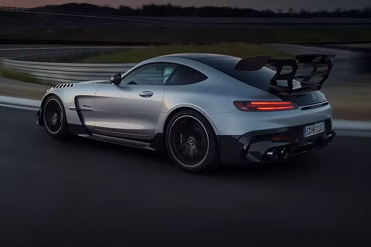 Đặc biệt, ở phía sau xe, AMG GT R Black Series trang bị cánh lướt gió cỡ lớn tương tự như xe đua GT3. Tuy nhiên, có một điểm khác biệt là có thêm một chiếc cánh thứ 2 năm giữa nhằm gia tăng tính khí động học vừa tăng cường tính thẩm mỹ.
