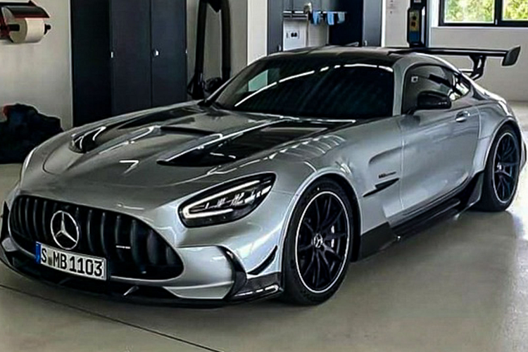  Mercedes-AMG GT R Black Series 2021 mới đã được thử nghiệm trên đường đua Nurburgring rất nhiều lần trước khi chính thức lộ diện chính thức trong teaser mới đây nhất. GT R Black Series chính là mảnh ghép cuối cùng mà hãng xe Đức muốn thêm vào bộ sưu tập Black Series, trước đó đã có SLK 55, CLK 63, SL 65, C63 và SLS AMG.