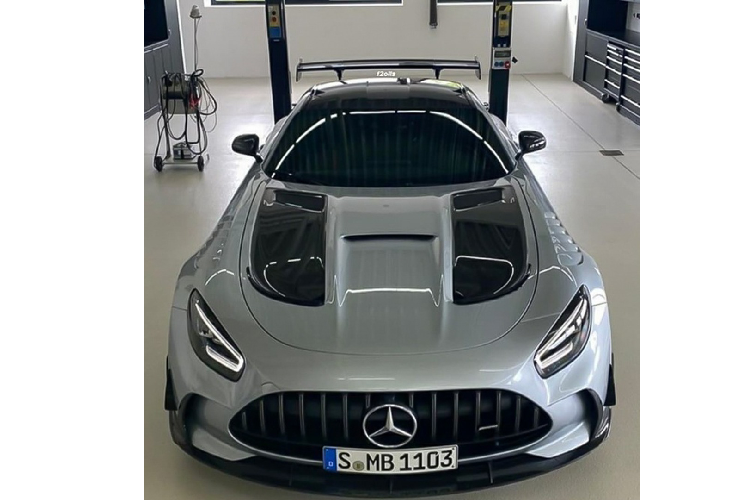 Siêu xe Mercedes-AMG GT R Black Series sở hữu một thiết kế táo bạo và được truyền cảm hứng nhiều từ mẫu xe đua Mercedes GT3. Nằm ở phía trước đầu xe là lưới tản nhiệt mở rộng cùng bộ chia trước carbon được cắt xẻ mạnh mẽ. Điều thú vị là, phần cản trước của GT R Black Series thiếu các khe hút gió bổ sung của các mẫu AMG GT nhỏ hơn vì chỉ riêng lưới tản nhiệt phía trước được mở rộng hơn đã đủ để nạp đủ lượng không khí cần thiết.