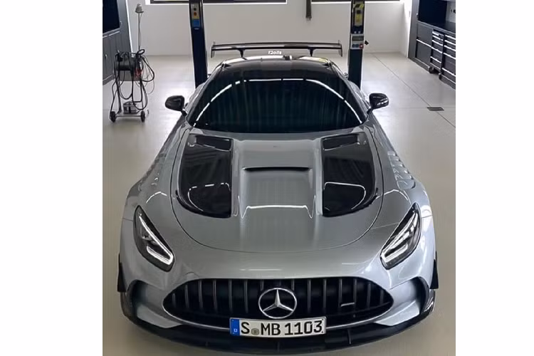 Siêu xe Mercedes-AMG GT R Black Series sở hữu một thiết kế táo bạo và được truyền cảm hứng nhiều từ mẫu xe đua Mercedes GT3. Nằm ở phía trước đầu xe là lưới tản nhiệt mở rộng cùng bộ chia trước carbon được cắt xẻ mạnh mẽ. Điều thú vị là, phần cản trước của GT R Black Series thiếu các khe hút gió bổ sung của các mẫu AMG GT nhỏ hơn vì chỉ riêng lưới tản nhiệt phía trước được mở rộng hơn đã đủ để nạp đủ lượng không khí cần thiết.
