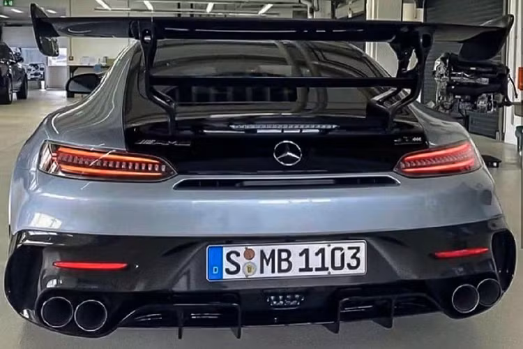 Mui xe AMG GT R Black Series trang bị lỗ thoát gió cỡ lớn. Thêm vào đó, vòm bánh trước của xe cũng được thiết kế với các khe hút gió khí động học như trên AMG GT R Pro. Những thay đổi về mặt khí động học được tiếp tục triển khai ở 2 bên thân xe và sau xe. Ốp lườn xe được mở rộng kéo dài từ hốc bánh trước đến hốc bánh sau. Nằm gọn bên trong 2 hốc bánh là bộ mâm đa chấu màu đen mờ đi cùng bộ lốp hiệu suất cao Michelin.