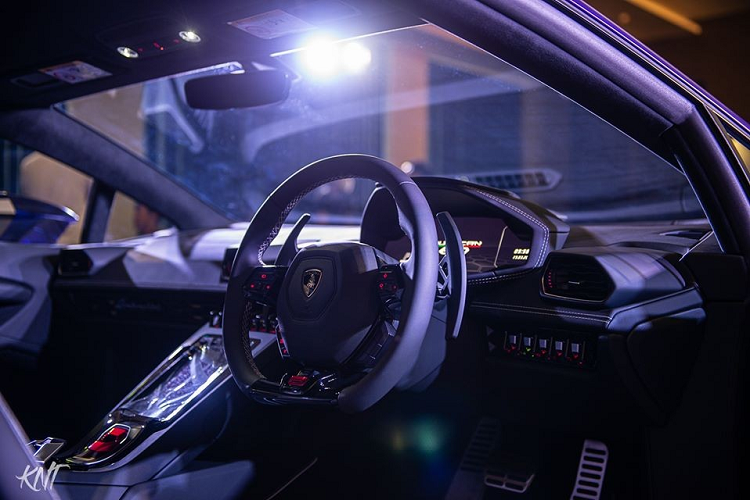 Sự ra mắt các siêu xe liên tiếp ở Thái Lan khiến không ít đại gia Việt phải phát thèm. Hiện ngay đến chiếc siêu xe Lamborghini Huracan EVO cũng chưa có xe nào về Việt Nam, vì thế, ngày về của mẫu xe Lamborghini Huracan EVO RWD xem ra còn rất xa xăm.