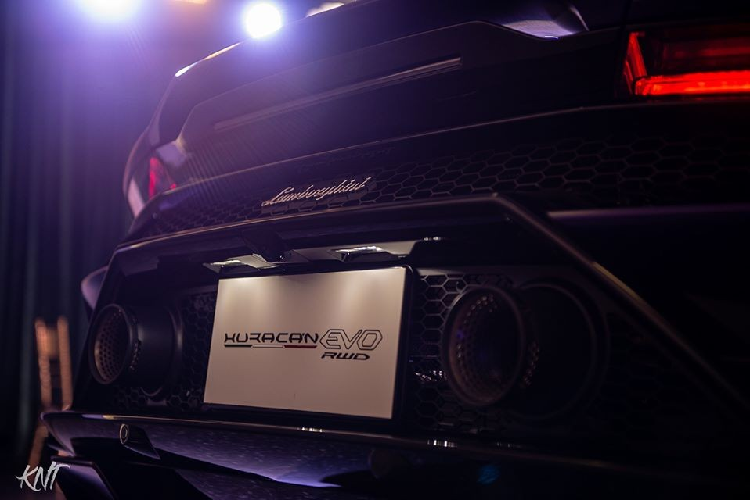Ở trên Lamborghini Huracan EVO bản dẫn động cầu sau cũng nhận được bộ mâm Kari hoàn toàn mới, có trong kích thước 19 và 20 inch, kết hợp cùng sắc vàng Giallo Belenus được thửa riêng. Ở đuôi xe, chỉ có đúng phần khuếch tán được làm khác đi so với phiên bản Lamborghini Huracan EVO hai cầu.