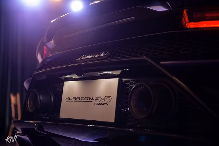 Ở trên Lamborghini Huracan EVO bản dẫn động cầu sau cũng nhận được bộ mâm Kari hoàn toàn mới, có trong kích thước 19 và 20 inch, kết hợp cùng sắc vàng Giallo Belenus được thửa riêng. Ở đuôi xe, chỉ có đúng phần khuếch tán được làm khác đi so với phiên bản Lamborghini Huracan EVO hai cầu.