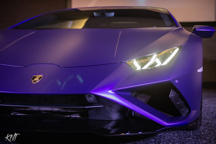 Về ngoại hình, Lamborghini Huracan EVO bản dẫn động cầu sau có thiết kế rất riêng và không khó để phân biệt sản phẩm này với đàn anh là Lamborghini Huracan LP580-2 hay bản dẫn động 4 bánh Lamborghini Huracan EVO.