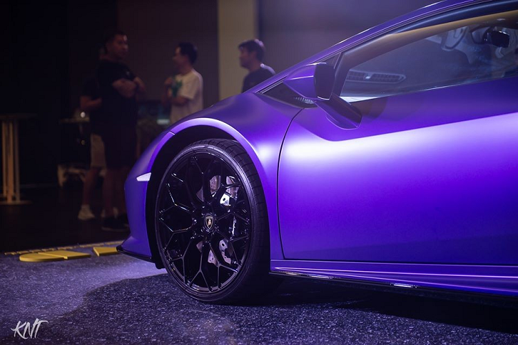 Cản va trước của siêu xe Lamborghini Huracan EVO bản dẫn động cầu sau không có đường chia gió góc cạnh như bản dẫn động 4 bánh, thay vào đó, xe chỉ có thêm tấm ốp hai bên hốc gió, phần hốc gió trước cũng được tích hợp thêm một thanh ngang ở chính giữa.