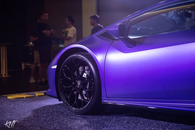 Cản va trước của siêu xe Lamborghini Huracan EVO bản dẫn động cầu sau không có đường chia gió góc cạnh như bản dẫn động 4 bánh, thay vào đó, xe chỉ có thêm tấm ốp hai bên hốc gió, phần hốc gió trước cũng được tích hợp thêm một thanh ngang ở chính giữa.