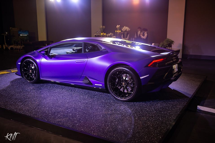 Giá xe Lamborghini Huracan EVO dẫn động cầu sau bắt đầu tại Thái Lan từ con số 19,8 triệu Baht (tương đương là 14,1 tỷ đồng). Mức giá này rẻ hơn khoảng 3,5 tỷ đồng so với giá xe Lamborghini Huracan EVO chính hãng đang bán tại Thái Lan là 24,59 triệu Baht (tương đương 17,6 tỷ đồng).