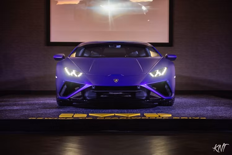Buổi ra mắt này hạn chế các khách mời đến xem xe và được nhà phân phối siêu xe Lamborghini chính hãng ở Thái Lan là Renazzo Motor tổ chức livestream trực tiếp trên mạng xã hội. Chiếc siêu xe Lamborghini Huracan EVO dẫn động cầu sau đầu tiên đến Thái Lan có màu sơn xanh và là phiên bản tay lái nghịch, đúng với giao thông tại đây.