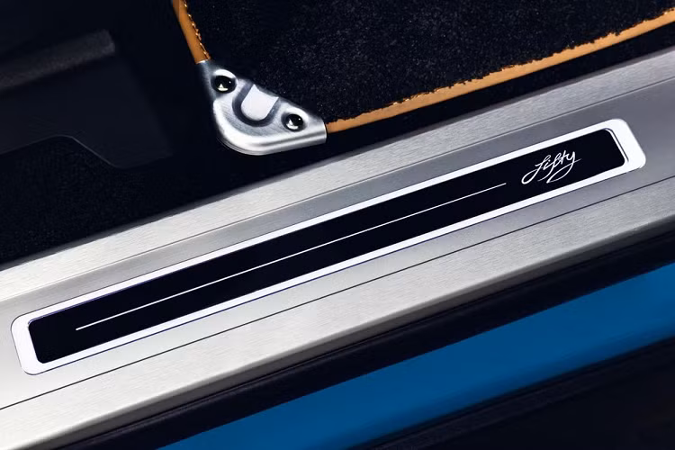 Trong khi đó, Range Rover SVAutobiography Dynamic Black Edition 2021 chỉ có một số nâng cấp nhỏ như màu sơn đen Santorini Black Metallic với những điểm nhấn ngoại thất màu đen bóng Narvik Black, bộ vành màu đen 22 inch, cùm phanh màu đen, ốp bậc cửa phát sáng và ghế bọc da màu đen, đi kèm chỉ khâu màu đỏ tương phản.