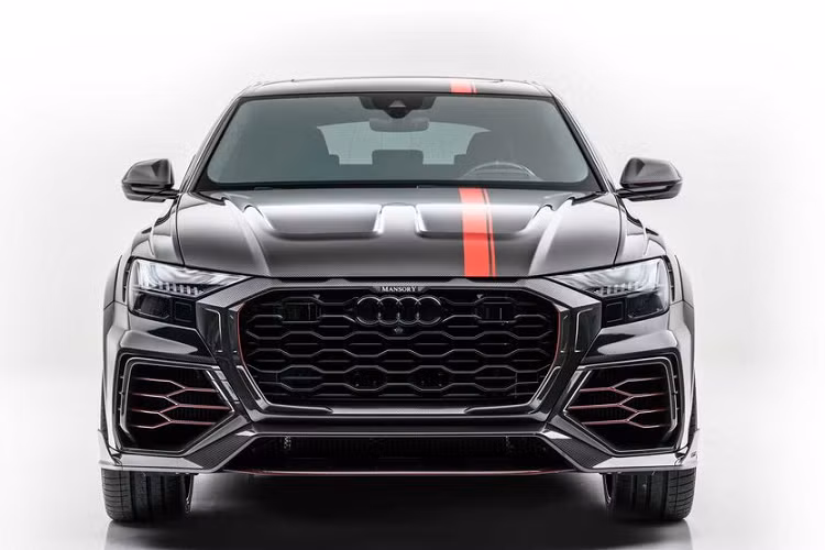 Cụ thể, trên mẫu Audi RS Q8 độ Mansory, xưởng độ này đã tinh chỉnh lại gần như toàn bộ chiếc xe, bao gồm cả từ phần body-kit bên ngoài, trang bị bên trong khoang cabin và đặc biệt là khối động cơ V8 tăng áp kép mạnh mẽ.