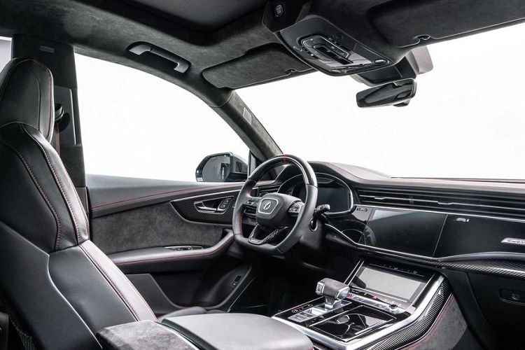 Audi RS Q8 Mansory được trang bị bộ mâm với kích thước tới 24 inch cực khủng. Tương tự ở phần ngoại thất, không gian nội thất của mẫu Audi RS Q8 Mansory cũng ngập tràn các chi tiết bằng carbon như bảng điều khiển trung tâm, vô-lăng hay táp-lô xe. Ngoài ra, vô-lăng trên mẫu xe độ này cũng đã được thay đổi bằng loại do chính Mansory thiết kế.