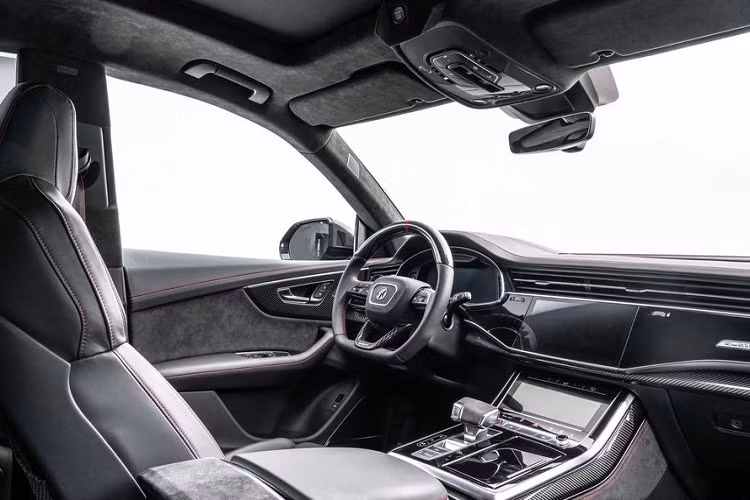 Audi RS Q8 Mansory được trang bị bộ mâm với kích thước tới 24 inch cực khủng. Tương tự ở phần ngoại thất, không gian nội thất của mẫu Audi RS Q8 Mansory cũng ngập tràn các chi tiết bằng carbon như bảng điều khiển trung tâm, vô-lăng hay táp-lô xe. Ngoài ra, vô-lăng trên mẫu xe độ này cũng đã được thay đổi bằng loại do chính Mansory thiết kế.