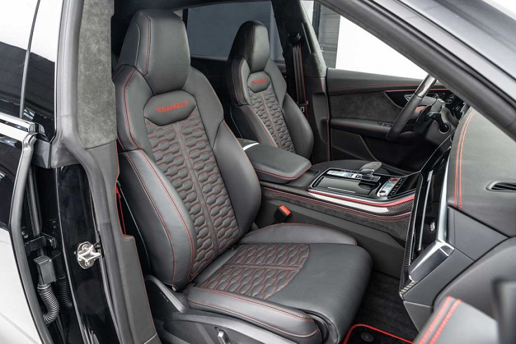 Không chỉ dừng lại ở việc độ lại ngoại hình của xe, Mansory cũng tiến hành can thiệp vào khối động cơ V8 tăng áp kép 4.0L nguyên bản, tinh chỉnh lại hệ thống ống xả và ECU của xe.