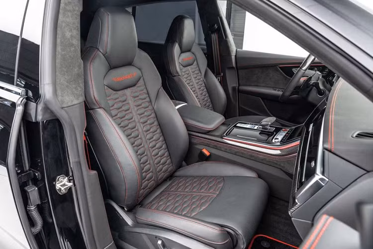 Không chỉ dừng lại ở việc độ lại ngoại hình của xe, Mansory cũng tiến hành can thiệp vào khối động cơ V8 tăng áp kép 4.0L nguyên bản, tinh chỉnh lại hệ thống ống xả và ECU của xe.