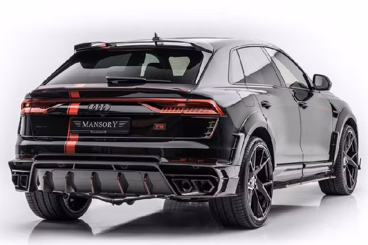 Đầu tiên ở phần ngoại thất, Mansory đã đưa lên chiếc Audi RS Q8 nguyên bản một "bộ cánh" hoàn toàn mới với tông màu chủ đạo là màu đen bóng. Bên cạnh những đường nét đầy tính khí động học và diện mạo thể thao từ bộ body-kit này, nhà độ Mansory còn trang bị trên đó rất nhiều chi tiết được làm từ sợi carbon như nắp ca-pô, cánh gió trước, nẹp thân, bộ khuếch tán sau, gốp gương chiếu hậu, cánh gió trên cửa cốp và cánh gió nóc xe.