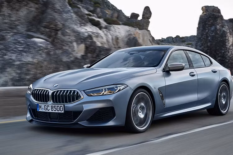 Các tấm chắn nắng được tìm thấy trên các cửa sổ phía sau cũng như kính chắn gió phía sau. Mẫu sedan sang trọng đi kèm với điều khiển bằng cử chỉ, hỗ trợ BMW Connected, kết nối Apple CarPlay và hệ thống âm thanh vòm Harman Kardon 16 loa, 464 watt. Xe cũng có cốp sau tự động.