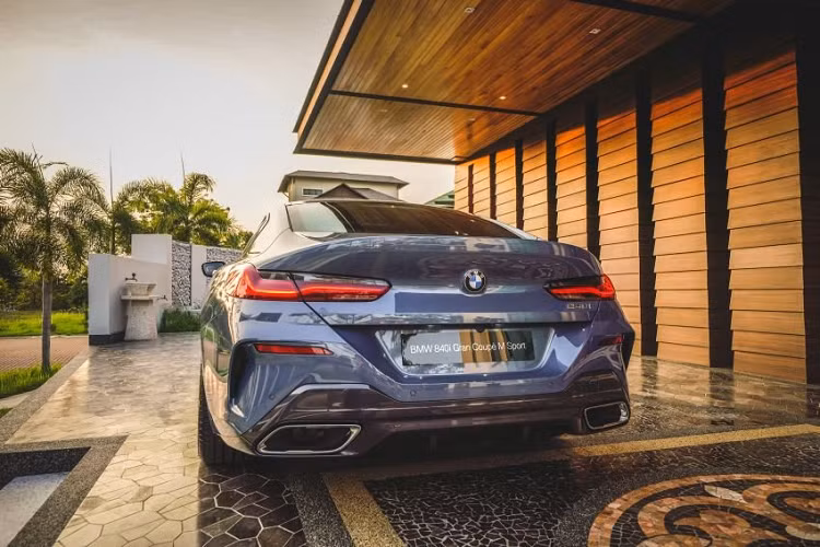 BMW 8-Series Gran Coupe mới tại Malaysia có sẵn trong 6 màu: Xanh Barcelona, Xanh Sonic Speed, Đen Carbon, Đen Sapphire, Trắng Mineral và Cam Sunset. Trong khi đó, trang trí da Merino có nhiều cách kết hợp màu khác nhau từ Đen, Xanh Sẫm, Nâu rượu, Nâu sáng và Đỏ rượu vang. Xe hiện có sẵn để đặt hàng trên BMW Shop Online (showroom kỹ thuật số của BMW Malaysia) với mức phí 5.000 RM (khoảng 27 triệu đồng).