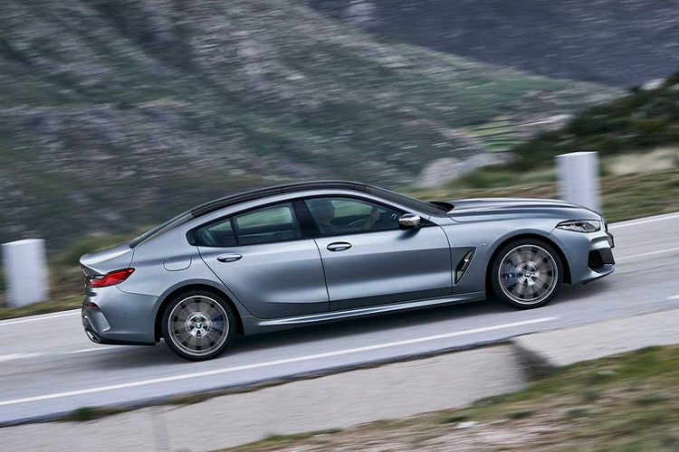 BMW 8-Series Gran Coupe mới sở hữu điều hòa không khí 4 vùng với chức năng thông gió và sưởi ấm cho ghế trước. Màn hình cụm đồng hồ 12,3 inch hoạt động song song với hệ thống BMW Navigation 10,25 inch và hiển thị head-up.