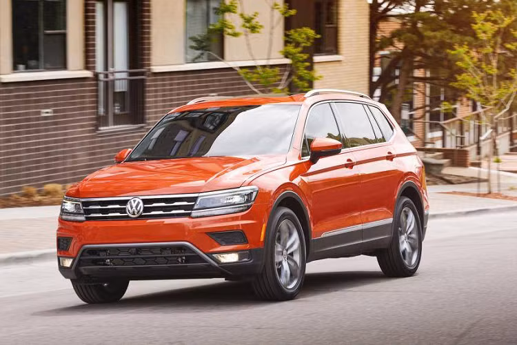 9. Volkswagen Tiguan Mẫu xe gầm cao nổi tiếng đến từ Đức đứng ở vị trí thứ 9 với 47.500 xe được bán ra trong 6 tháng đầu năm 2020 tại Mỹ. Tại Việt Nam xe đang được nhập khẩu nguyên chiếc từ Mexico và phân phối chính hãng