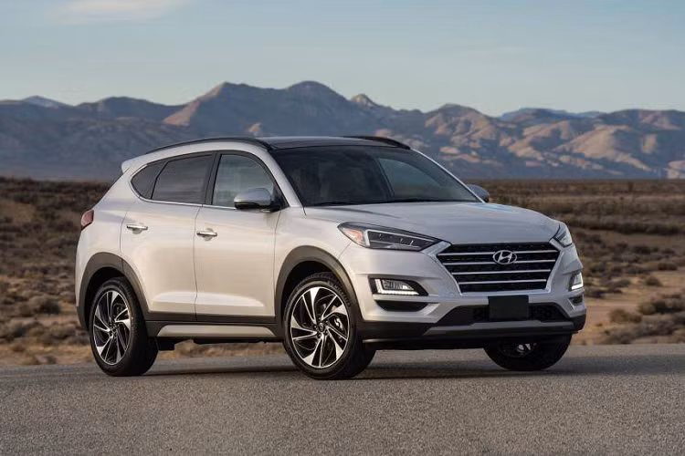 8. Hyundai Tucson Mặc dù nằm cùng phân khúc với Honda CR-V và Mazda CX-5 nhưng doanh số của Hyundai Tucson trong 6 tháng đầu năm 2020 khiêm tốn hơn (58.000 xe, giảm 12% so với cùng kỳ năm ngoái)