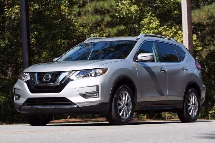 5. Nissan Rouge Mặc dù đứng ở vị trí thứ 5, với 79.400 xe bán ra tại Mỹ trong nửa đầu năm 2020 nhưng so với cùng kỳ năm ngoái, doanh số của mẫu xe này đã sụt giảm 40%