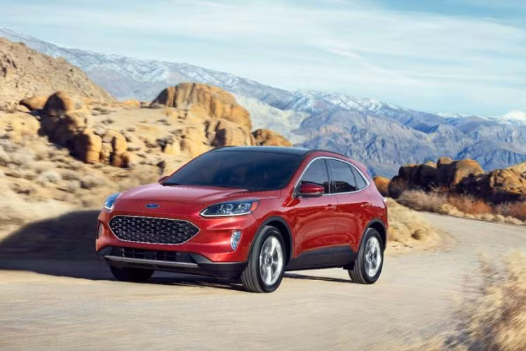 6. Ford Escape IV Tạm dừng sản xuất vào năm 2014 và năm 2019 thì Ford Escape tiếp tục được sản xuất, với nhiều trang bị cao cấp, 6 tháng đầu năm 2020 đã có 75.300 chiếc Espace IV bán ra tại Mỹ