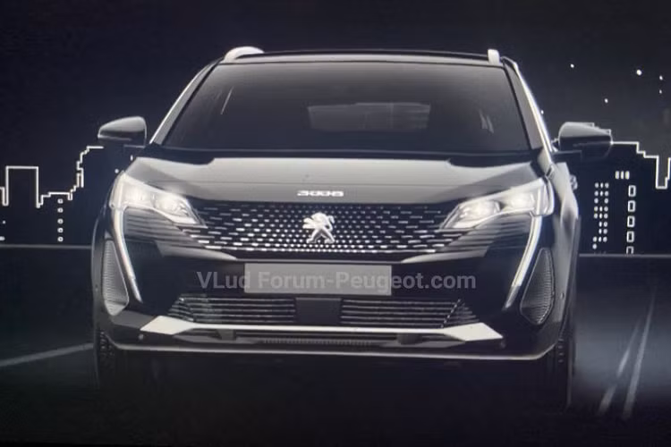 Bên cạnh đó, chiếc crossover hạng sang Peugeot 3008 được lắp đặt cản trước mới với khe hút gió trung tâm rộng hơn và các màn gió khá nổi bật ở hai bên đầu xe.
