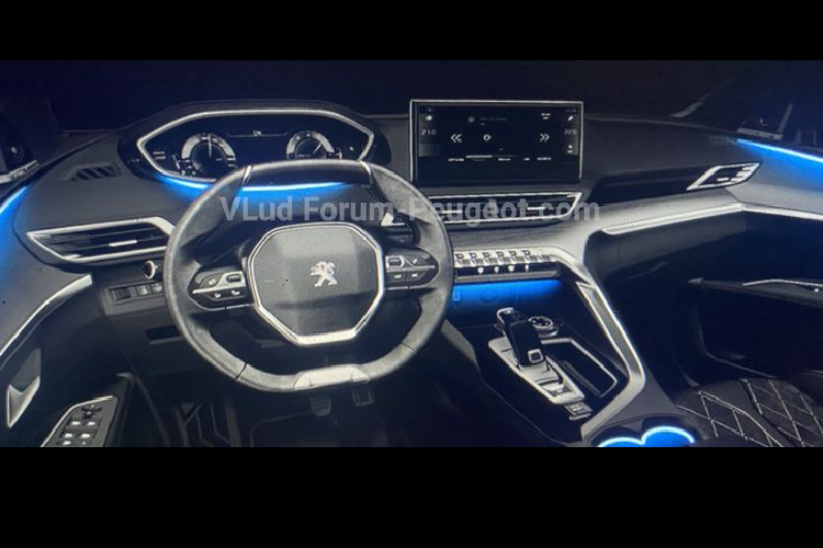 Tương tự như vậy, nội thất xe gần như được giữ nguyên như trước, tuy nhiên, Peugeot 3008 2021 sẽ được trang bị hệ thống thông tin giải trí mới có màn hình lớn hơn đáng kể, vô lăng sửa đổi nhẹ và hệ thống đèn nền nội thất mới.