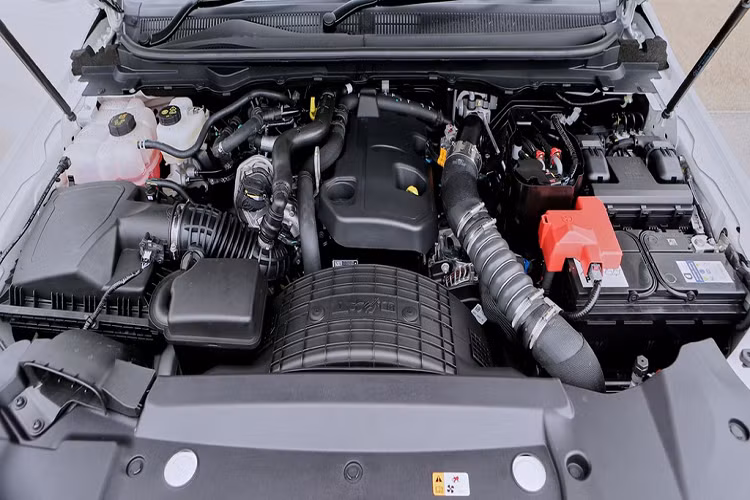 Ford Everest 2021 tiếp tục sử dụng 2 tùy chọn động cơ tại Thái Lan là diesel tăng áp đơn 2.0L và diesel tăng áp kép 2.0L. Động cơ diesel 2.0L tăng áp đơn sản sinh công suất 132 mã lực và mô-men xoắn 420 Nm. Trong khi đó, động cơ tăng áp kép cho công suất 210 mã lực và mô-men xoắn 500 Nm. Cả 2 phiên bản động cơ đều đi kèm hộp số tự động 10 cấp.