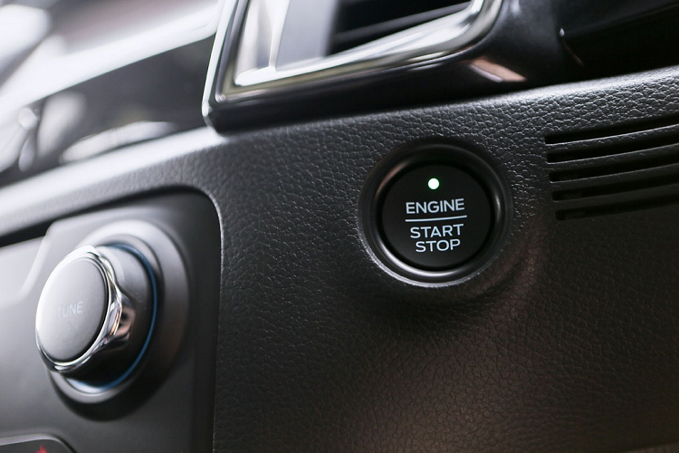 Trang bị an toàn của Ford Everest 2021 gồm 7 túi khí, phanh ABS/EBD, hỗ trợ phanh khẩn cấp, hỗ trợ khởi hành ngang dốc, ổn định thân xe điện tử, hệ thống kiểm soát lực kéo, camera lùi.