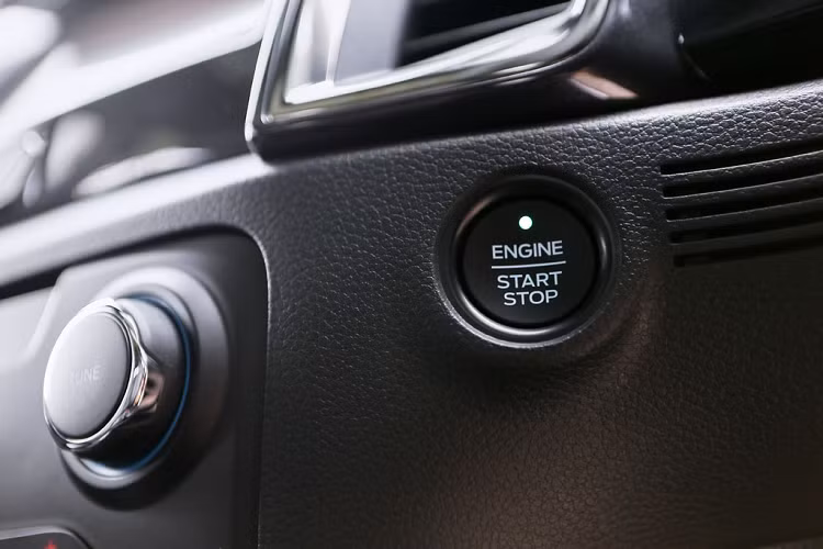 Trang bị an toàn của Ford Everest 2021 gồm 7 túi khí, phanh ABS/EBD, hỗ trợ phanh khẩn cấp, hỗ trợ khởi hành ngang dốc, ổn định thân xe điện tử, hệ thống kiểm soát lực kéo, camera lùi.