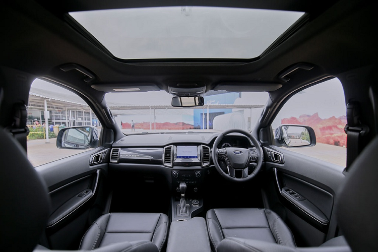 Bên trong xe, Ford Everest 2021 được thiết kế theo kiểu Hydrographic. Nội thất được kết hợp giữa các vật liệu giả gỗ, da, kim loại. Những tiện nghi trong xe bao gồm hệ thống thông tin giải trí SYNC 3 với màn hình cảm ứng kích thước 8 inch tích hợp Apple CarPlay và Android Auto. Dàn âm thanh tiêu chuẩn gồm 8 loa và 9 loa trên bản cao cấp.