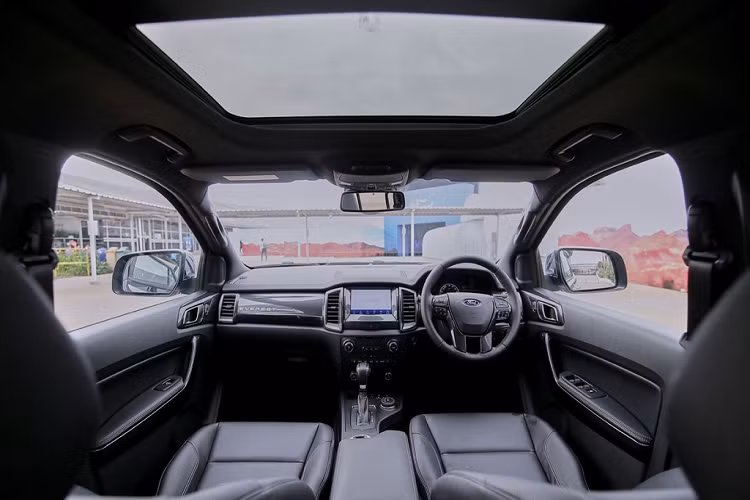 Bên trong xe, Ford Everest 2021 được thiết kế theo kiểu Hydrographic. Nội thất được kết hợp giữa các vật liệu giả gỗ, da, kim loại. Những tiện nghi trong xe bao gồm hệ thống thông tin giải trí SYNC 3 với màn hình cảm ứng kích thước 8 inch tích hợp Apple CarPlay và Android Auto. Dàn âm thanh tiêu chuẩn gồm 8 loa và 9 loa trên bản cao cấp.