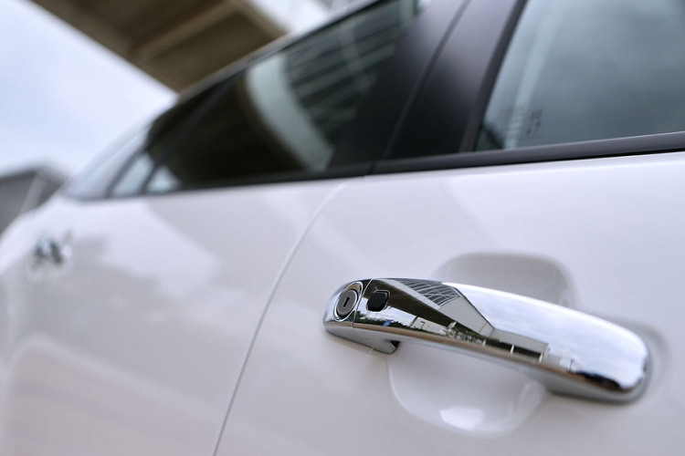 Tại Thái Lan, Ford phân phối Everest 2021 với 5 phiên bản gồm Trend, Titanium, Titanium Sport, Titanium+ và Titanium+ Bi-Turbo. Bản Trend tiêu chuẩn nhận được bộ mâm hợp kim 17 inch, tay nắm cửa và ốp gương chiếu hậu mạ chrome.