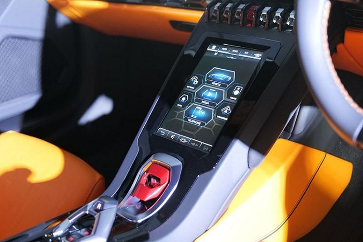 Trong khi model AWD đi kèm với mức công suất 631 mã lực và 600Nm, cỗ máy trên biến thể RWD “hiền lành” hơn đôi chút khi sinh công 602 mã lực tại 8000 vòng/phút và 560 Nm tại 6500 vòng/phút. Tương tự như thế hệ trước, Lamborghini trang bị cho mẫu siêu xe hộp số li hợp kép 7 cấp độ cùng tính năng kích hoạt thể thao (launch control).