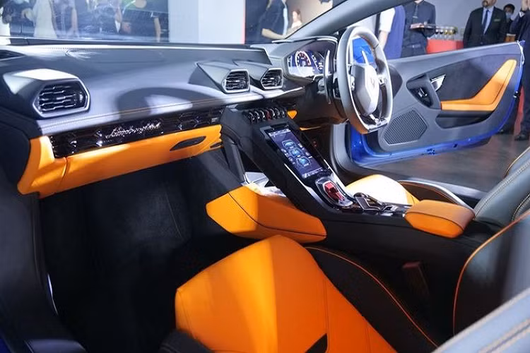 Khối động cơ trên Lamborghini Huracan EVO RWD giá rẻ là phiên bản tinh chỉnh từ người anh em Huracan EVO AWD, được chế tạo bởi Audi với cấu hình V10 5.2 lít hút khí tự nhiên và đặt giữa thân xe.