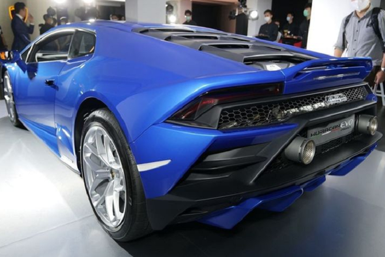 Lamborghini Huracan EVO RWD 2020 mới có thể được coi là một phiên bản rẻ hơn của Huracan EVO AWD (với giá bán hơn 18 tỷ đồng tại Thái Lan) nhưng nó vẫn là một siêu xe thể thao tuyệt vời của Lamborghini.