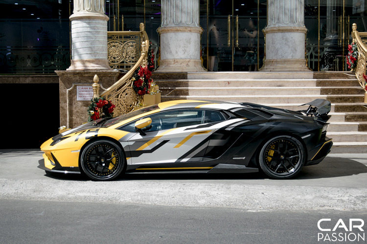 Sau hơn 2 năm sử dụng chiếc xe, chủ sở hữu đã quyết định “làm mới” ngoại hình của chiếc xe với vô số chi tiết nâng cấp đắt giá và độc đáo. Aventador S là phiên bản nâng cấp của Aventador nên chính vì thế mà chiếc xe sở hữu những cải tiến cả về ngoại thất lần động cơ.