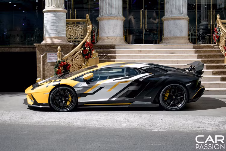 Sau hơn 2 năm sử dụng chiếc xe, chủ sở hữu đã quyết định “làm mới” ngoại hình của chiếc xe với vô số chi tiết nâng cấp đắt giá và độc đáo. Aventador S là phiên bản nâng cấp của Aventador nên chính vì thế mà chiếc xe sở hữu những cải tiến cả về ngoại thất lần động cơ.